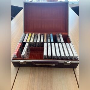 Vintage! Cassette tape carry case in faux leather (I)